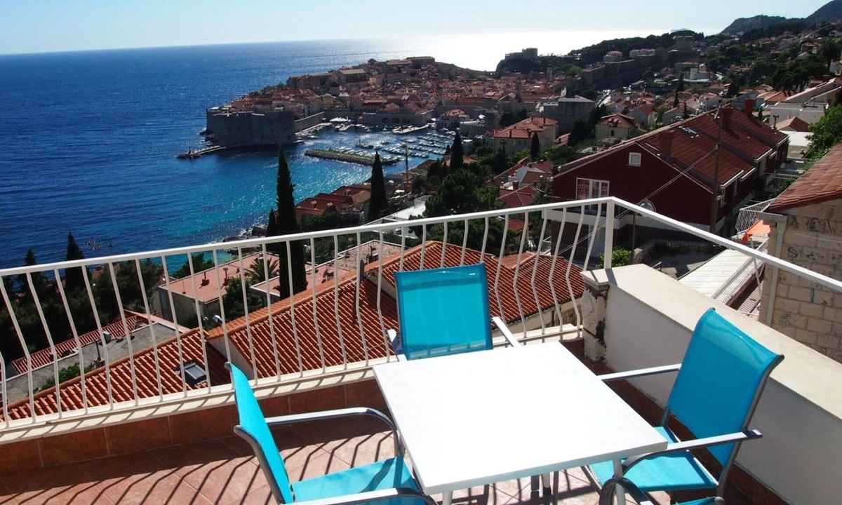 Ploce Apartment | mit Terrasse, in der Nähe des Strandes und des Zentrums, über den Dächern von D by Interhome