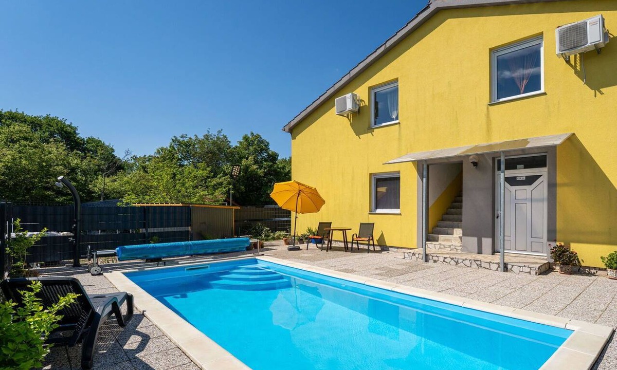 Polje Apartment | Nice apartment for 4 people with WIFI, pool, terrace and pets allowed