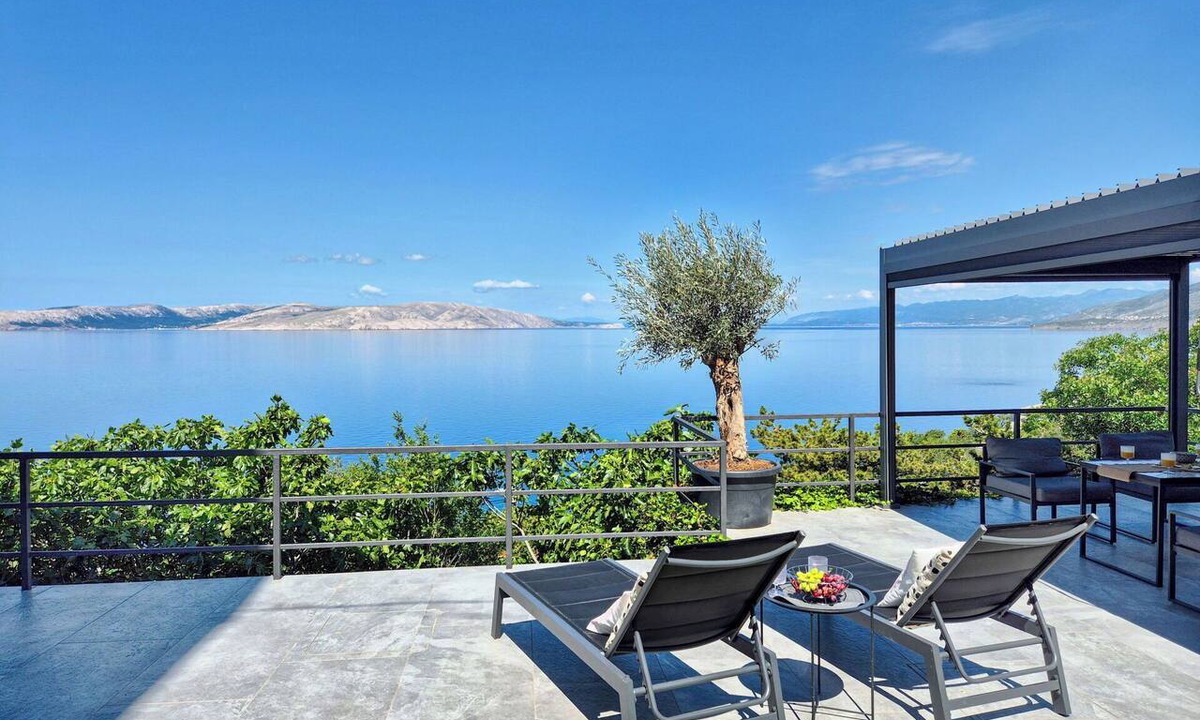 Sveti Juraj Apartment | Nice apartment for 5 guests with WIFI, A/C, TV, patio and pets allowed