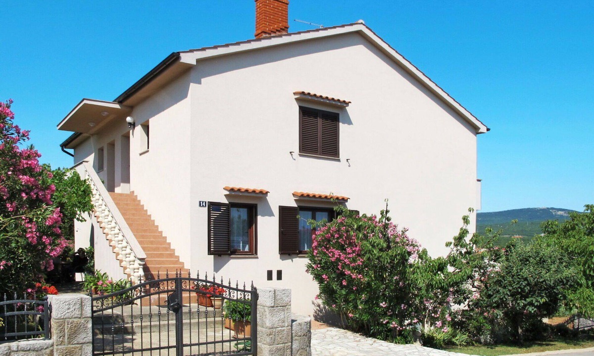 Kornic Apartment | Nice apartment for 6 guests with A/C, WIFI, TV, balcony and pets allowed