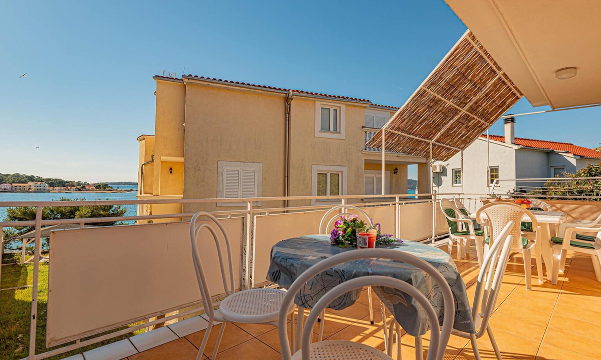 Brodarica Apartment | Nice apartment in Brodarica with house sea view