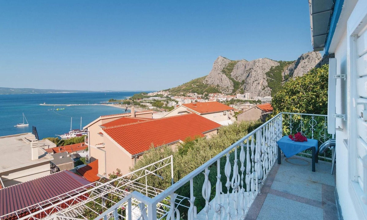 Omis Apartment | Nice apartment in Omis with house sea view