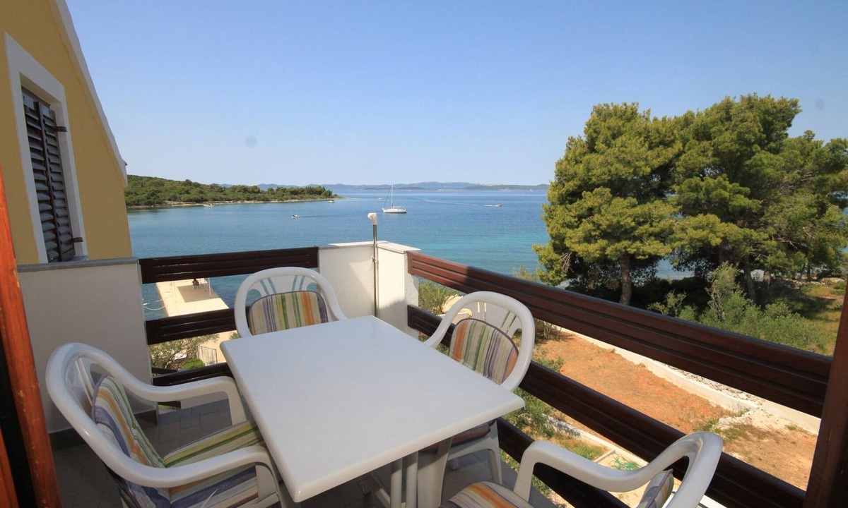 Kukljica Apartment | One bedroom apartment near beach Cove Kunčabok, Ugljan (A-8255-c)