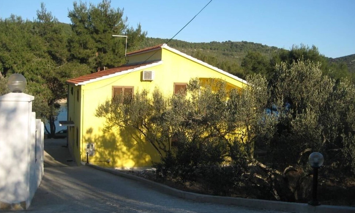 Kali Apartment | One bedroom apartment near beach Cove Mala Lamjana, Ugljan (A-16481-a)