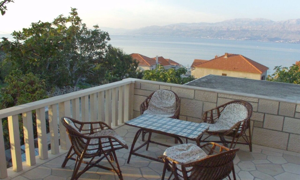 Postira Apartment | One bedroom apartment with balcony and sea view Postira, Brač (A-740-b)