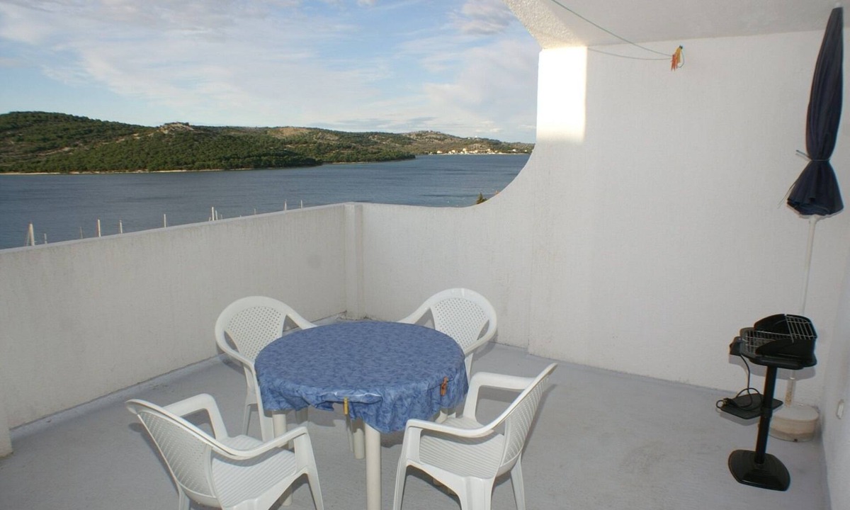 Tijesno Apartment | One bedroom apartment with terrace and sea view Tisno, Murter (A-814-b)