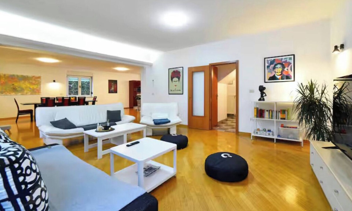 Zagreb House | Quiet 6BR City Center House - Sleeps 13 - Private Parking - Kids Friendly Oasis