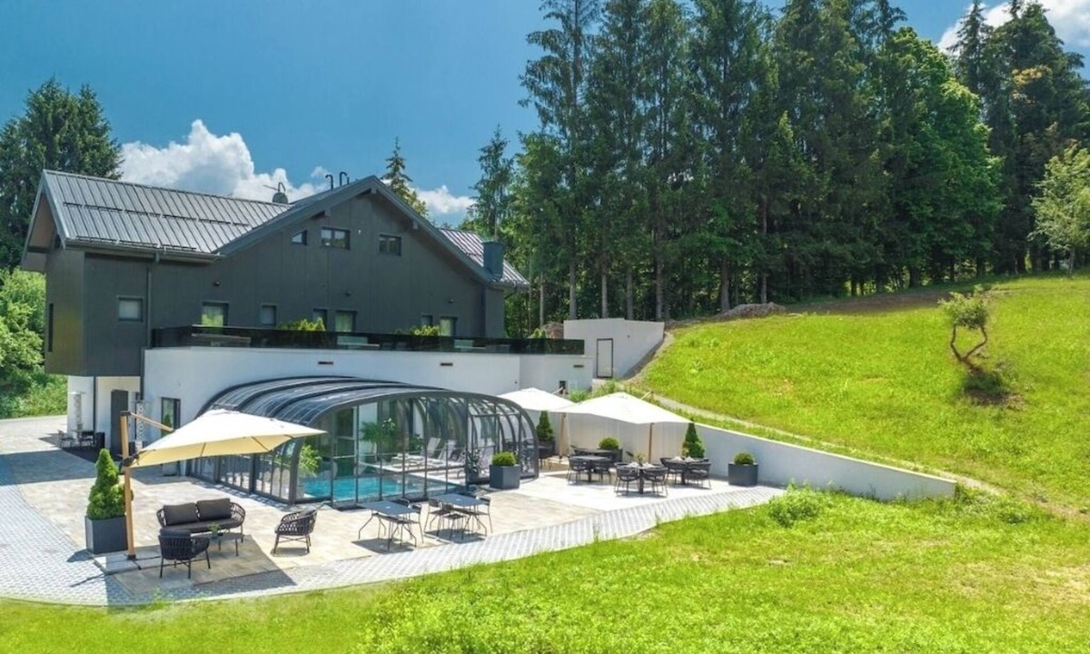 Presika Bed & Breakfast | Relax in Style: Comfort Room with Private Jacuzzi at Resort Stribor