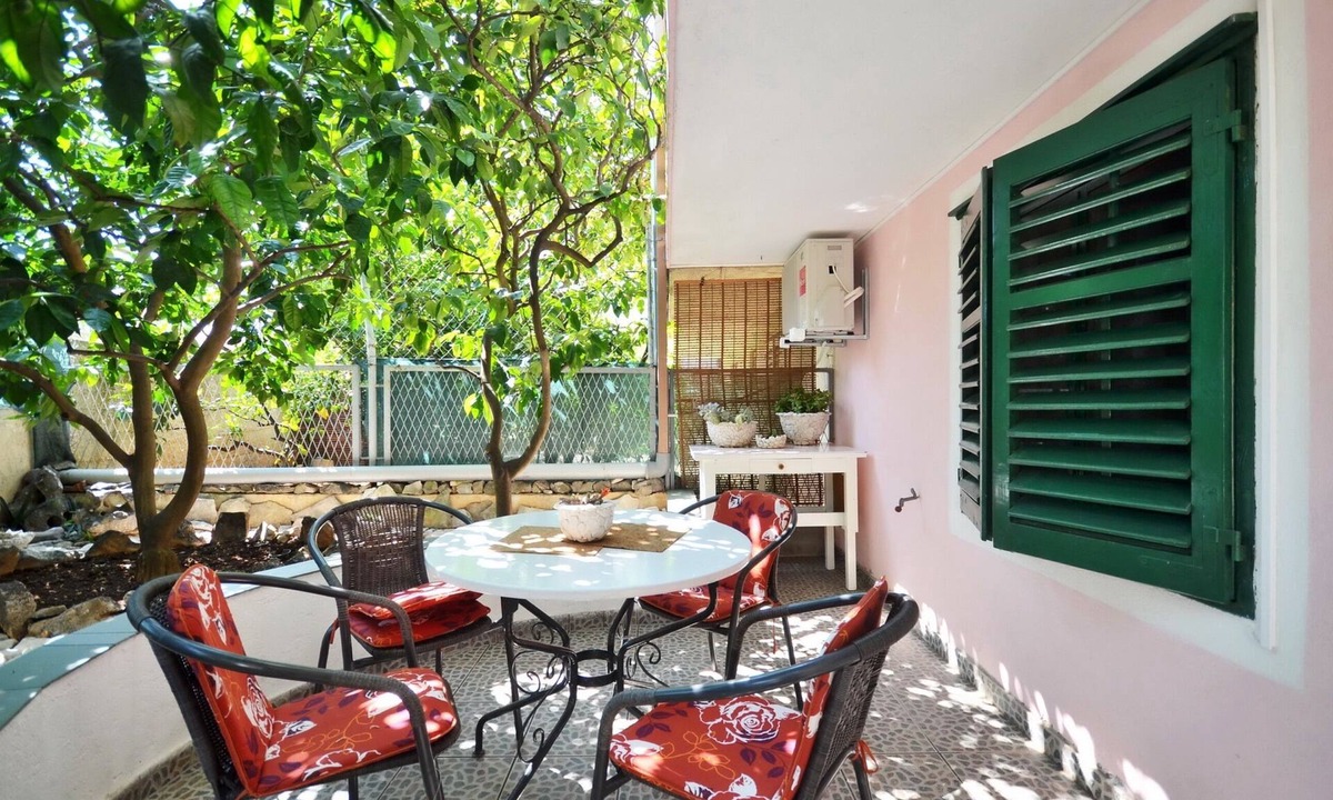 Slatine Apartment | Romantic green garden, two bedrooms, grill, parking, 250 m to the pebble beach