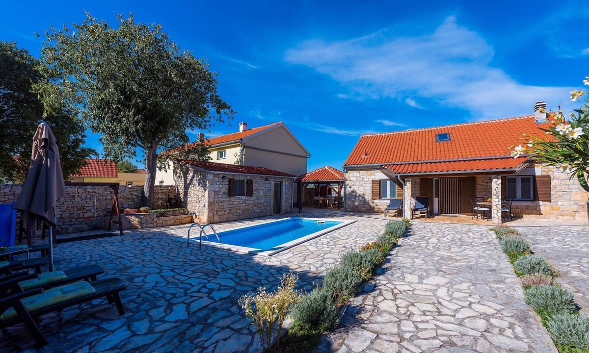 Promina Ski Chalet | Rural House Gluić - with outdoor pool