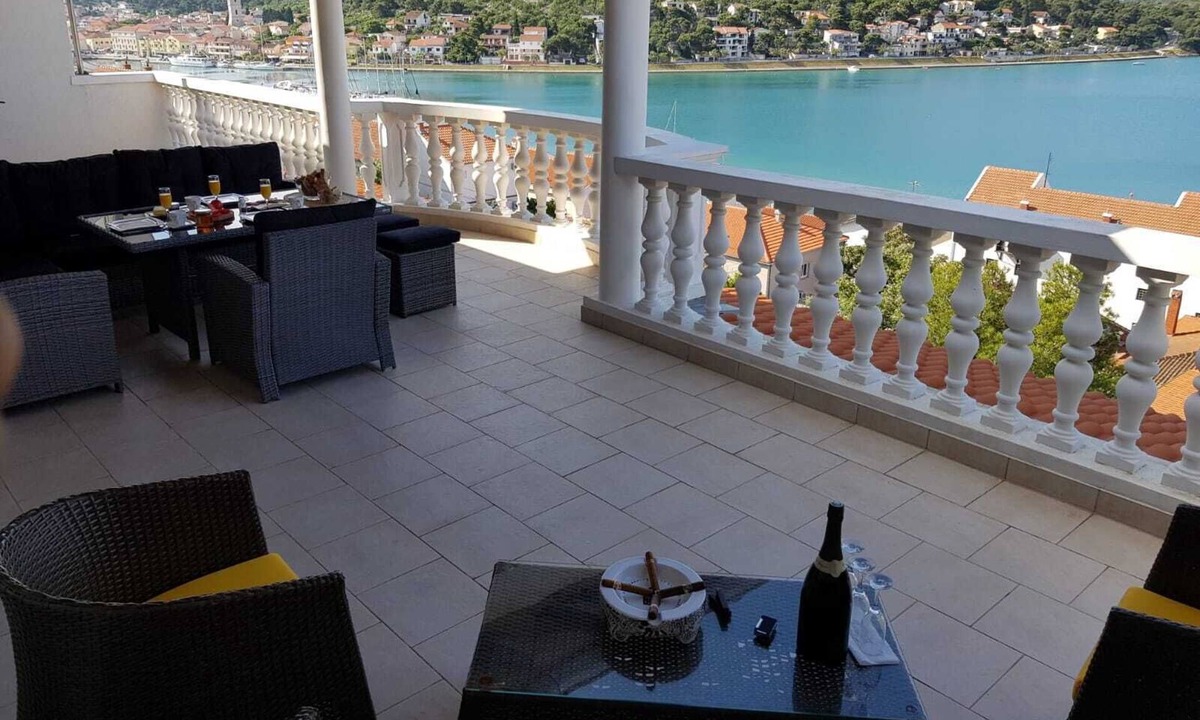 Tijesno House | Sea view and seafront Villa Dolores in Tisno on the Dalmatian coast
