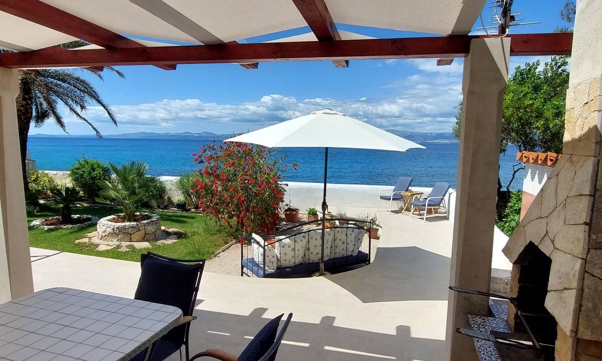 Cove Makarac (Milna) Apartment | Seafront View/Apartment Davor-Private garden/Steps to Sea