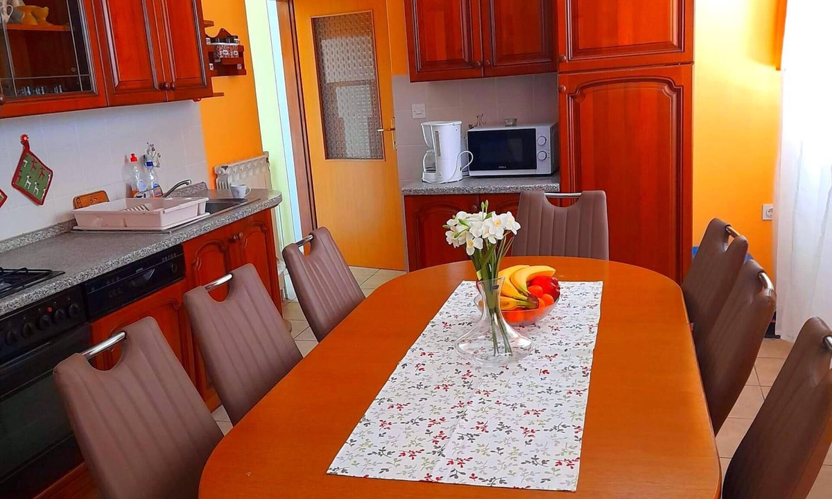 Kampor Apartment | Spacious and Sunny Apartment on Island Rab
