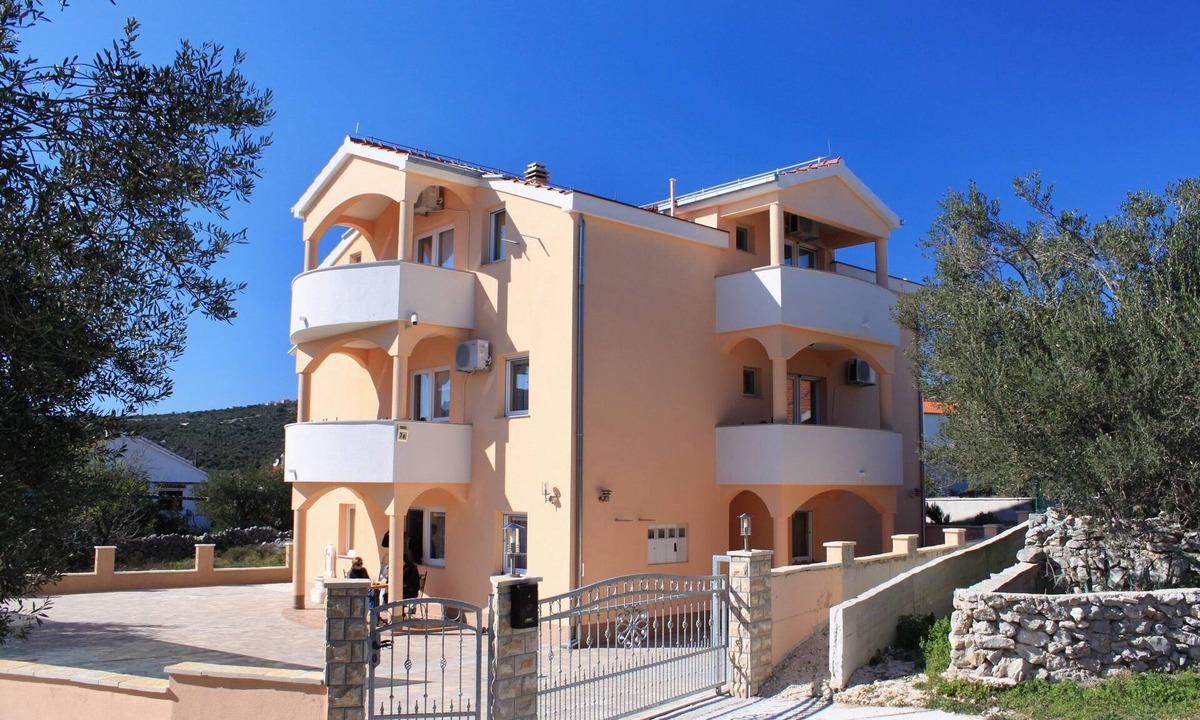 Vinisce Apartment | Studio flat with hot tub Vinišće, Trogir (AS-8660-c)