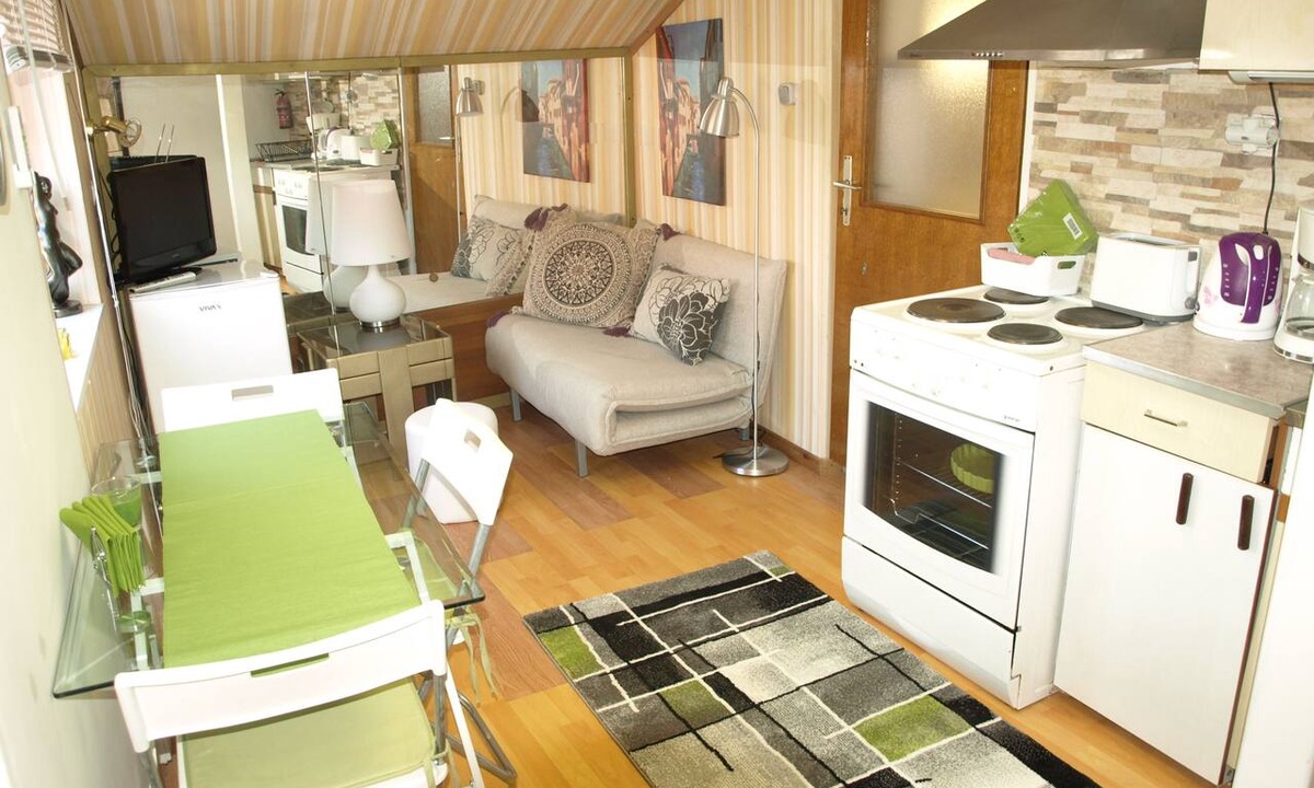 Zagreb Apartment | STUDIO GREEN near city center, free parking, wifi, at banks of river Sava