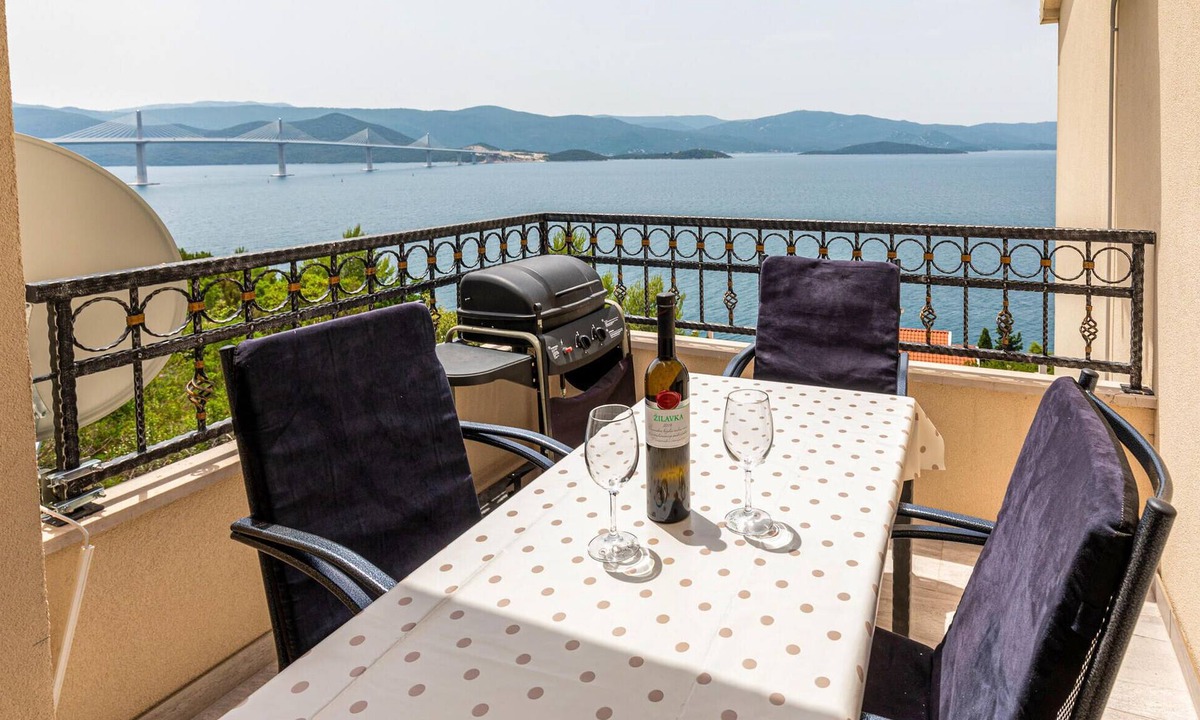 Komarna Apartment | Stunning apartment in Komarna with WiFi