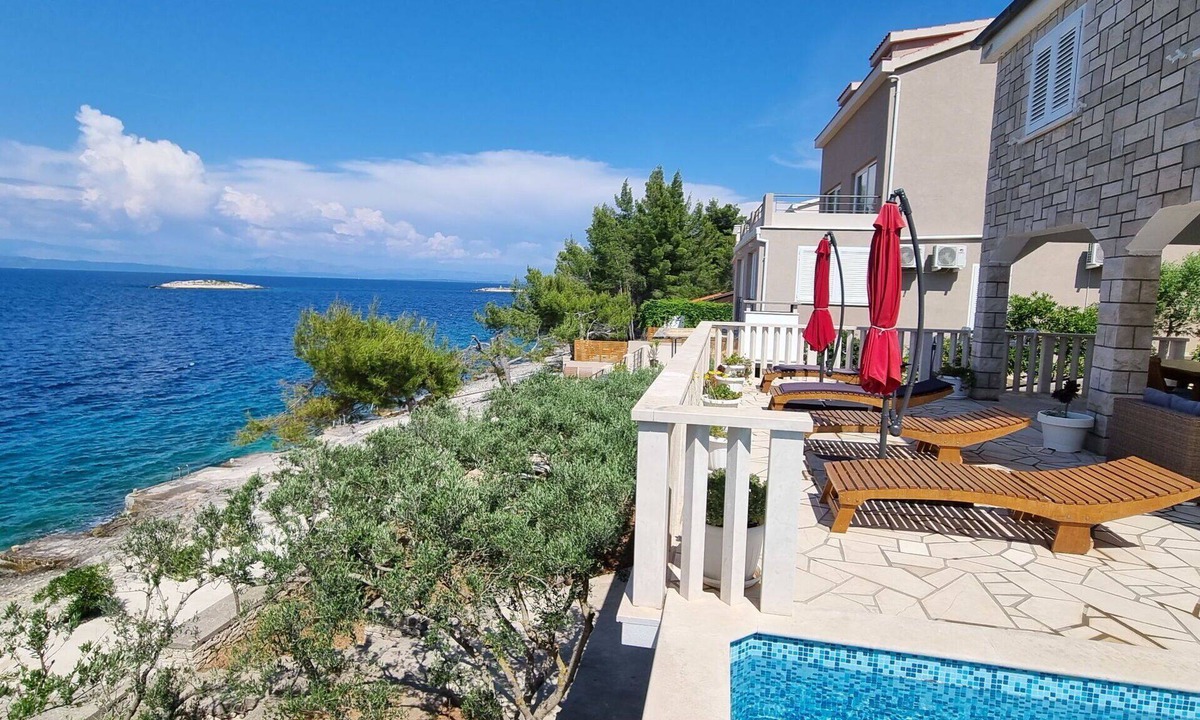 Prigradica House | Stunning private villa for 6 people with private pool, WIFI, A/C, TV and terrace