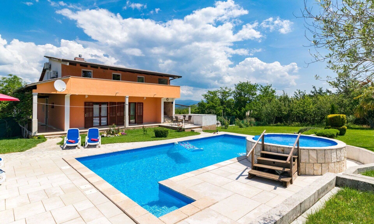 Rakotule House | Stunning private villa for 10 people with private pool, WIFI, A/C, TV, terrace and pets allowed