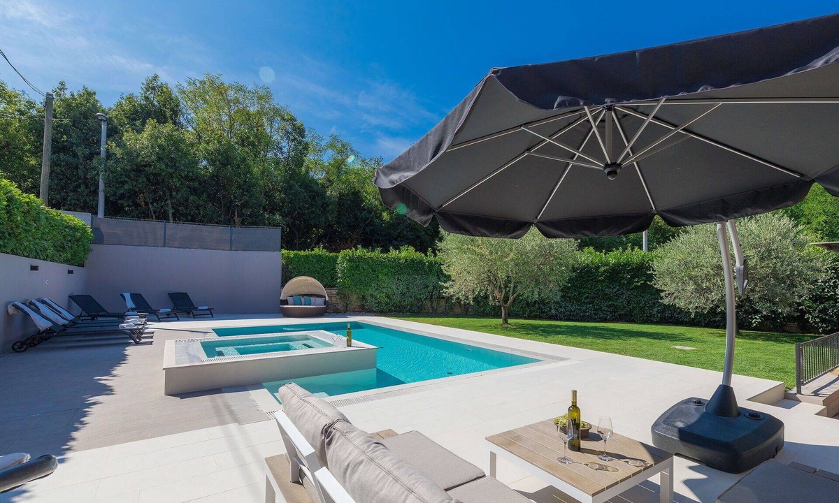 Cepljani House | Stunning villa for 4 people with A/C, hot tub, private pool, WIFI, TV and terrace