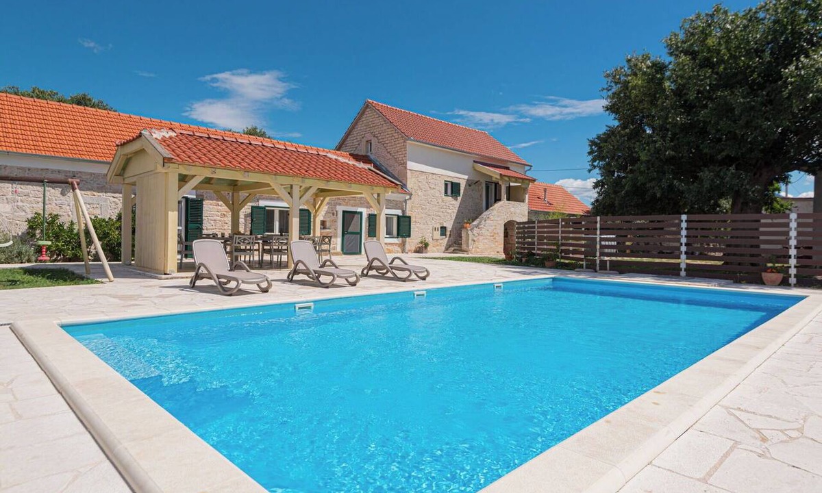 Oklaj House | Stunning villa for 8 guests with A/C, WIFI, private pool, TV and patio