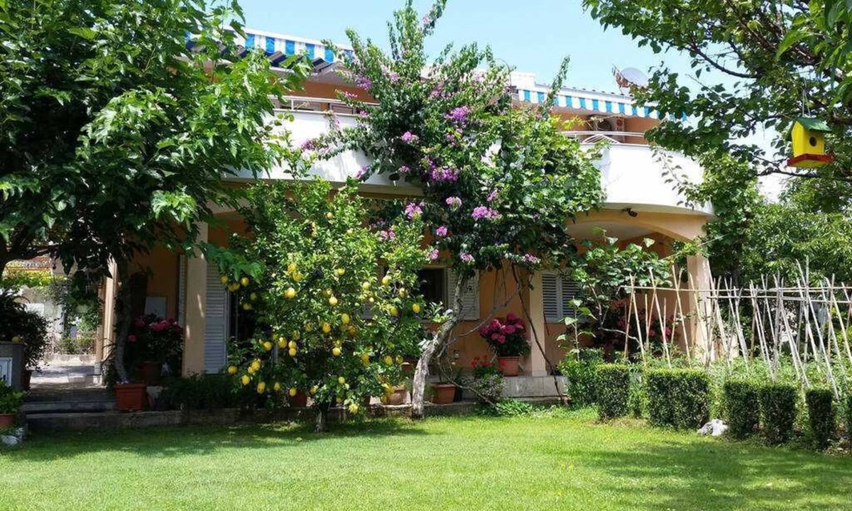 Kastel Stafilic Apartment | Sunny 2 person apartment with garden terrace