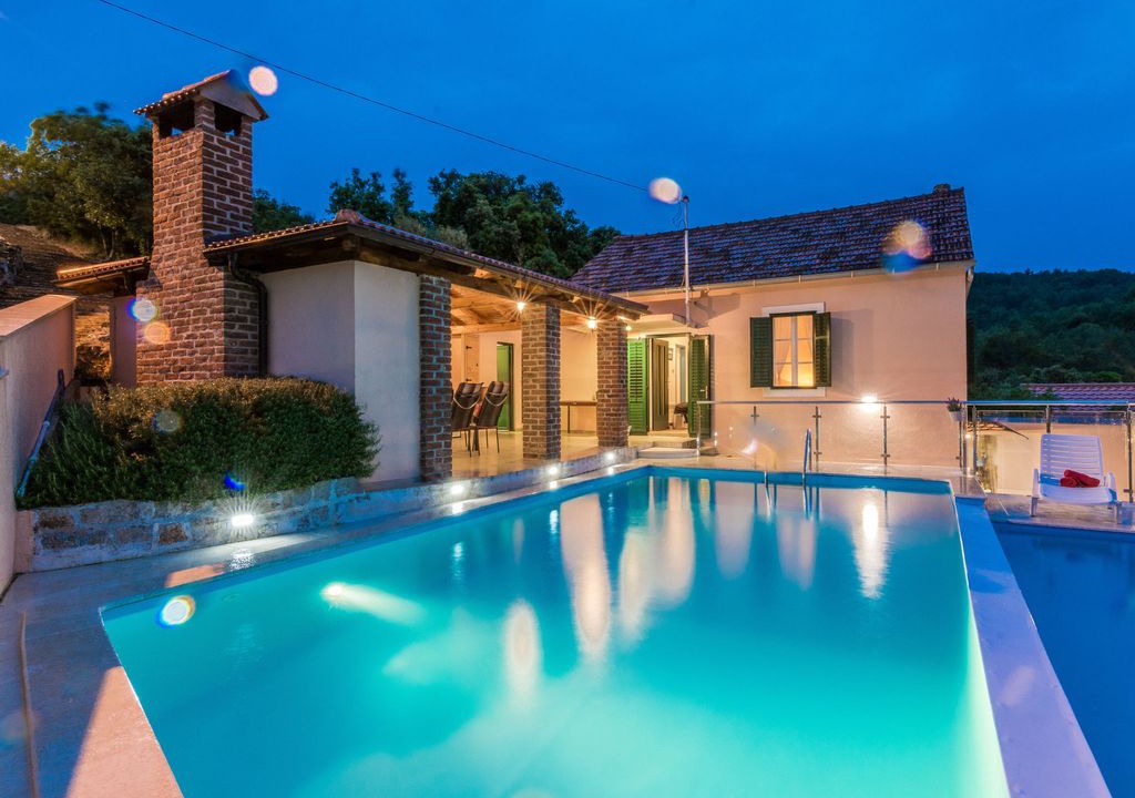 Komoseva Villa | This 3-bedroom villa for up to 6 guests is located in Mali Iz/Mali Iž and has a private swimming poo