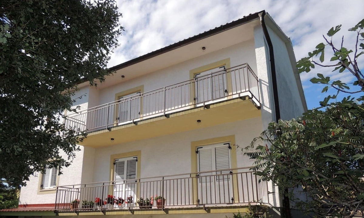 Malinska Apartment | Three bedroom apartment with balcony Malinska, Krk (A-19418-b)