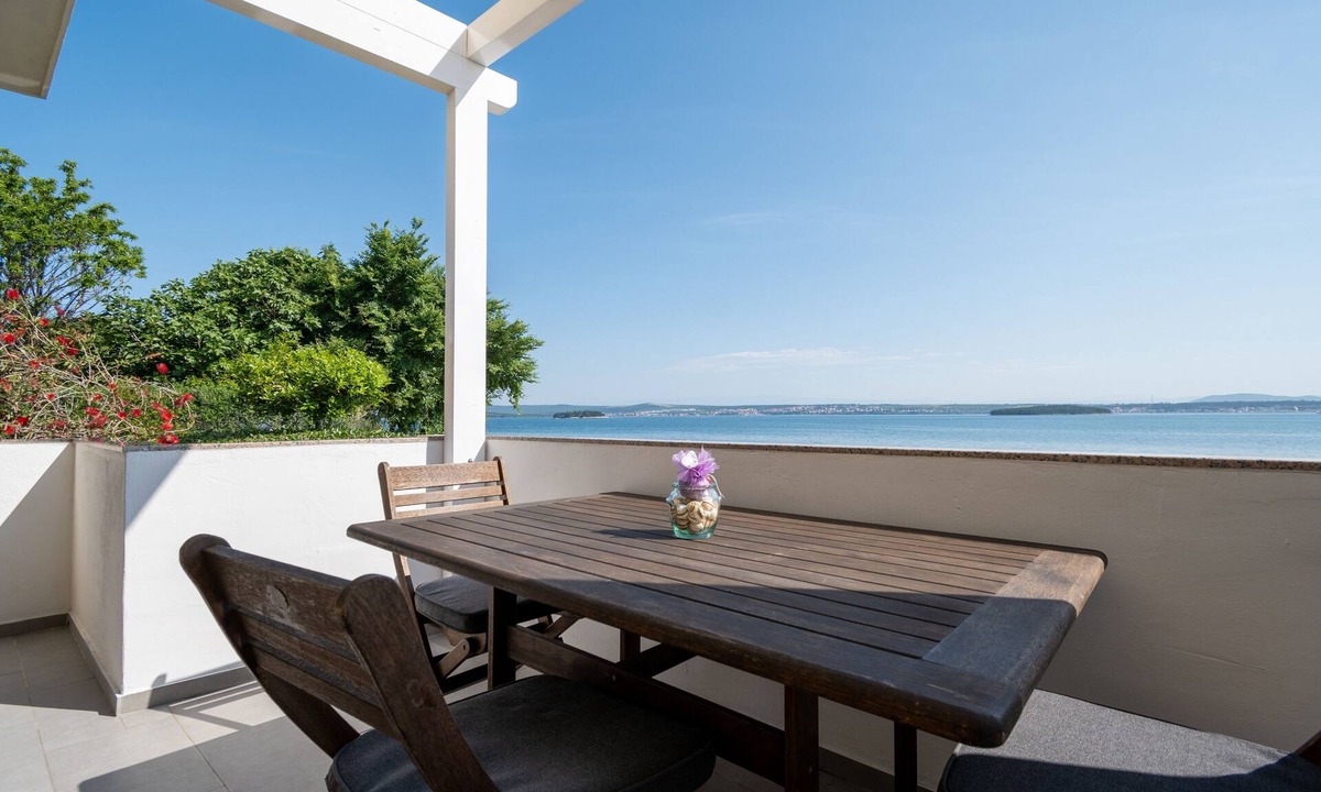 Kraj Apartment | Three bedroom apartment near beach Tkon, Pašman (A-6262-d)