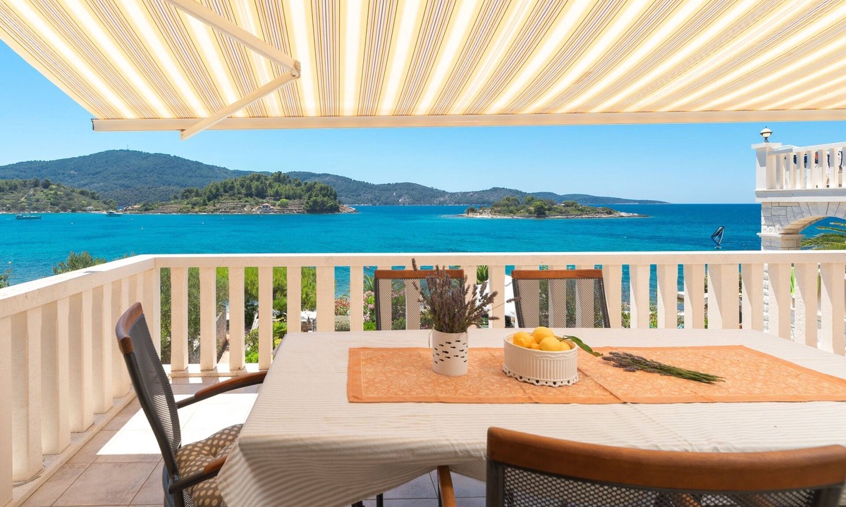 Vela Luka Apartment | Two bedroom apartment near beach Cove Gradina, Korčula (A-9273-a)