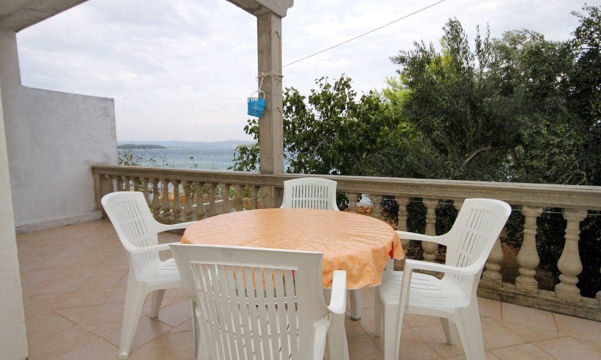Kraj Apartment | Two bedroom apartment near beach Tkon, Pašman (A-686-a)