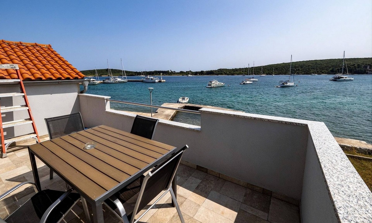 Ilovik Apartment | Two bedroom apartment with balcony and sea view Ilovik, Lošinj (A-25973-a)