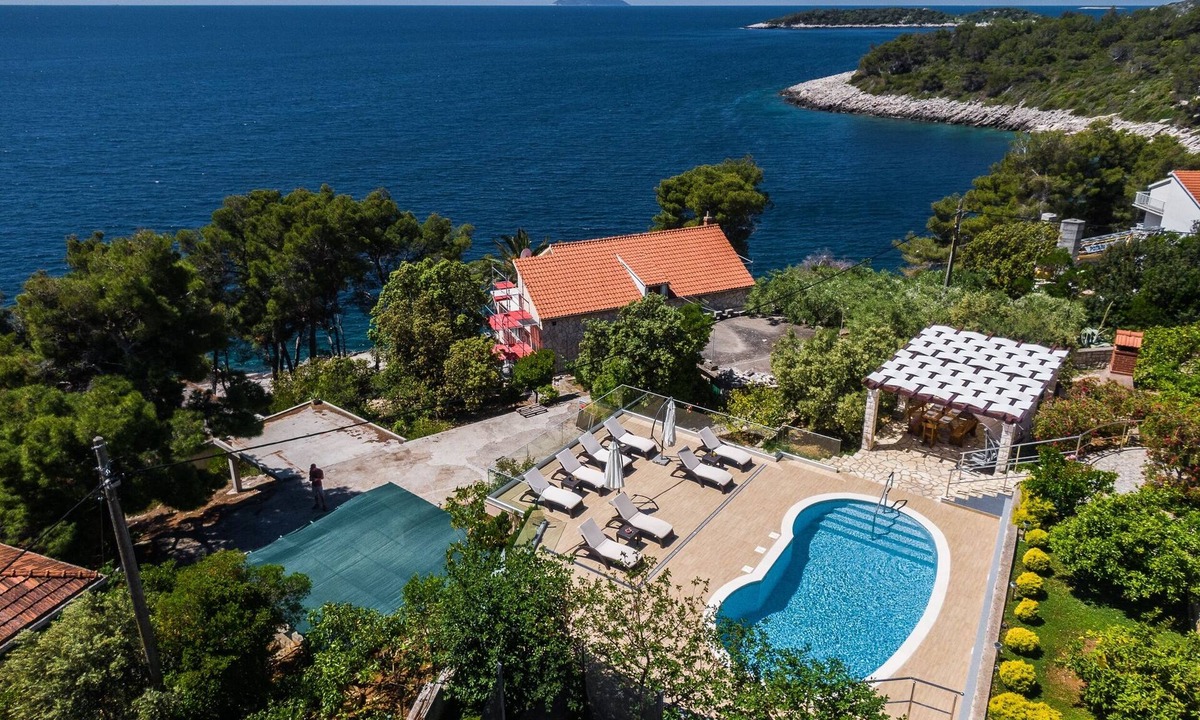 Blato Apartment | Two bedroom apartment with a swimming pool by the beach Prižba, Korčula (A-10056-c)