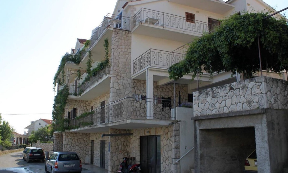 Island Hvar Apartment | Two bedroom apartment with balcony and sea view Jelsa, Hvar (A-8765-d)