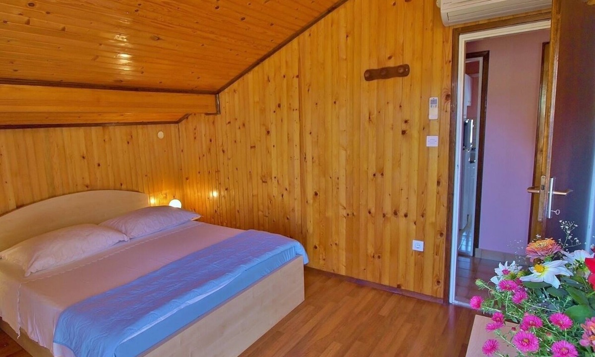 Supetarska Draga Apartment | Two bedroom apartment with balcony and sea view Supetarska Draga - Donja, Rab (A-4954-b)