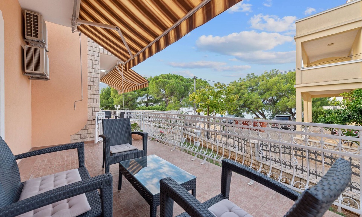 Kraj Apartment | Two bedroom apartment with a swimming pool by the beach Kraj, Pašman (A-334-a)