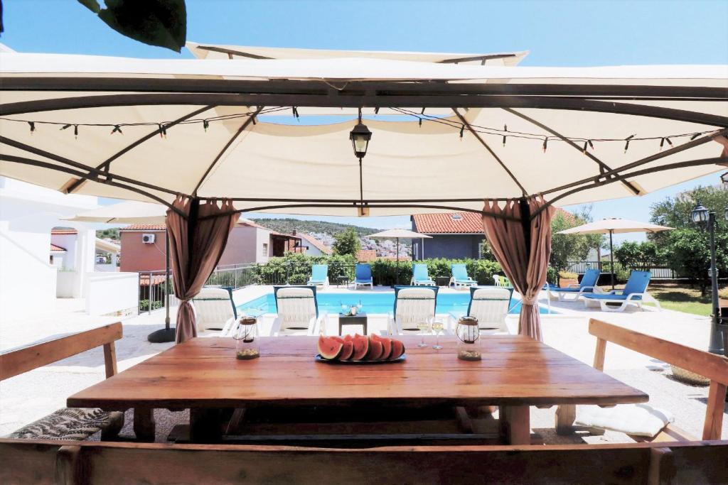 Okrug Gornji Villa | Villa Mendula Trogir - Luxury villa by the beach - heated pool - lush green garden