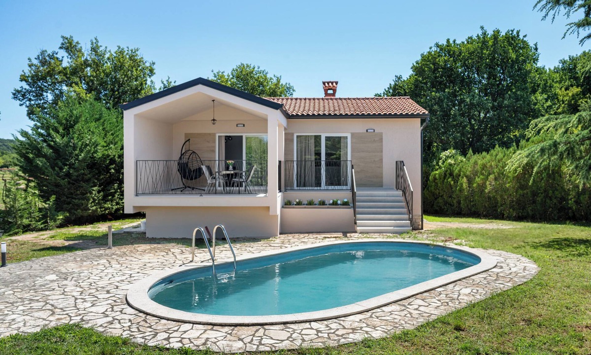 Kapelica House | Villa MI, close to beaches, summer kitchen, pool, large fenced garden