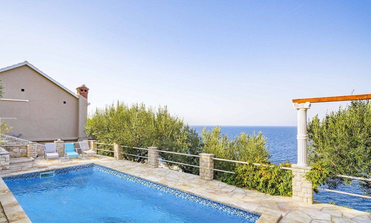Prigradica House | Wonderful private villa for 9 guests with WIFI, A/C, private pool, TV and terrace
