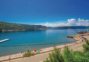 At the beginning of the bay of Bakar you will reach the small village Bakarac, where you will find t