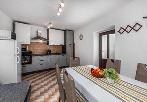 Awesome home in Grizane