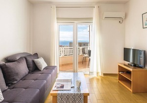 Beach front apartment in Makarska