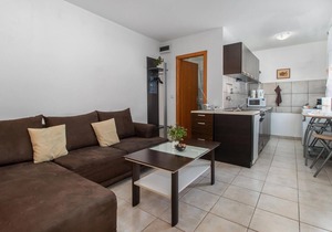 Beach front apartment in Smrika
