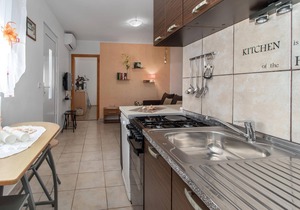 Beach front apartment in Smrika
