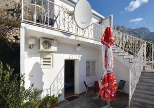 Beach front apartment in Omis with house sea view