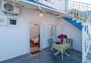 Beach front apartment in Omis with house sea view