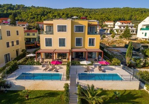 Beachfront Apartment Lemonade II