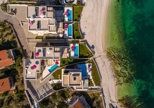 Beachfront Apartment Lemonade II