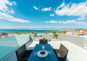 Holiday apartment for 4-6 people lake view right next to the beach