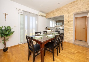 Nice apartment in Makarska with house sea view
