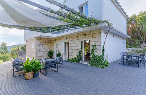 Molunat House | 208 m² House ∙ 6 bedrooms ∙ 12 guests